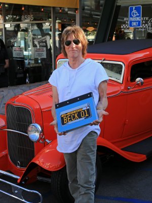 PHOTO 1 - JeffBeck-BookLaunch-MelsDiner-Aug8,2016